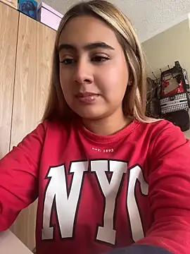 Snapshot of Miabonnett_ chatting on May 21, 2026, 3:09 pm Miabonnett online show from May 21, 2026, 3:09 pm