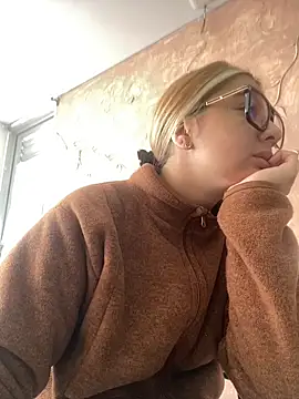 Miabonnett  online show from November 3, 2025, 12:09 pm