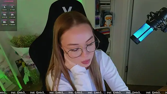 Emili1- online show from December 2, 2025, 1:02 pm