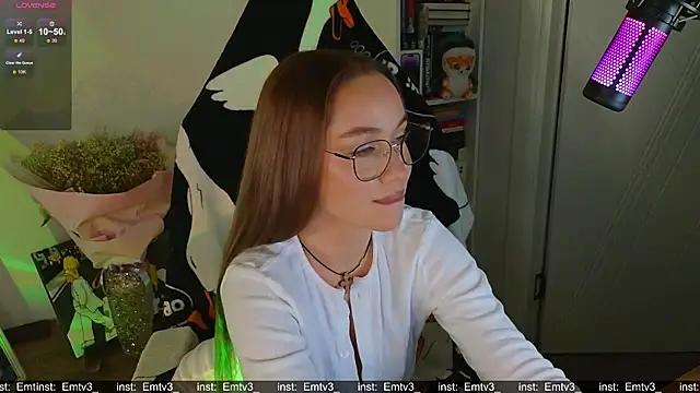 Emili1- online show from November 18, 2025, 5:49 pm