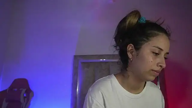 Snapshot of little-Emma chatting on July 1, 2026, 11:27 pm little-Emma online show from July 1, 2026, 11:27 pm