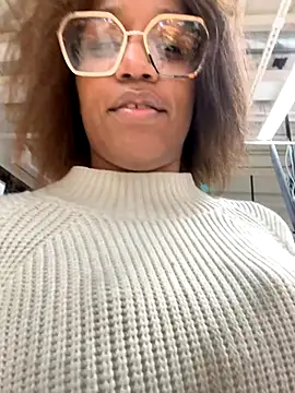 Snapshot of Black_Dolll chatting on November 4, 2025, 4:44 pm Black Dolll online show from November 4, 2025, 4:44 pm