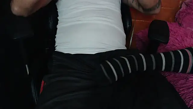 Snapshot of OldManAndGirlishLady chatting on February 15, 2025, 2:04 am OldManAndGirlishLady online show from February 15, 2025, 2:04 am