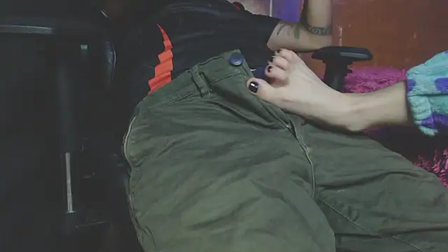 Snapshot of OldManAndGirlishLady chatting on January 8, 2025, 2:25 am OldManAndGirlishLady online show from January 8, 2025, 2:25 am