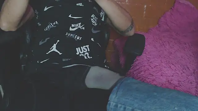 Snapshot of OldManAndGirlishLady chatting on December 24, 2024, 2:10 am OldManAndGirlishLady online show from December 24, 2024, 2:10 am