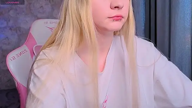 Snapshot of Milia_Parker chatting on June 15, 2026, 4:17 pm Milia Parker online show from June 15, 2026, 4:17 pm