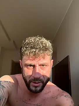 michifolli92 online show from November 28, 2025, 2:06 pm