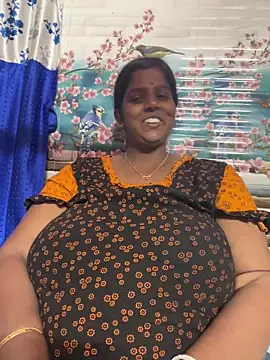 Snapshot of Beauty-queen chatting on February 28, 2026, 1:44 pm Beauty-queen online show from February 28, 2026, 1:44 pm