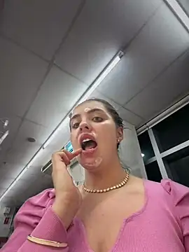 Snapshot of Alirawrz chatting on February 4, 2026, 9:10 pm Alirawrz online show from February 4, 2026, 9:10 pm