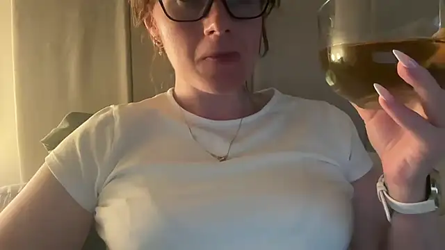 redheadrosie69 online show from May 7, 2026, 7:06 pm