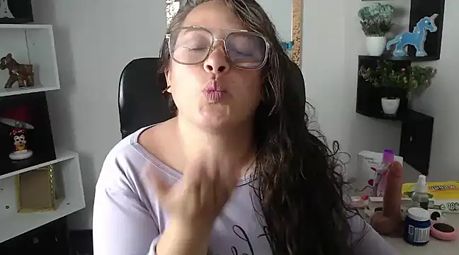 SaraThomso online show from February 4, 2025, 3:00 am