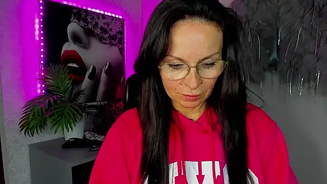 Snapshot of HelenLuxx chatting on April 22, 2026, 5:31 pm HelenLuxx online show from April 22, 2026, 5:31 pm