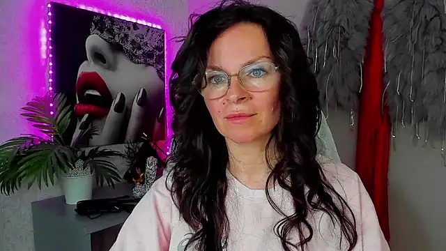 Snapshot of HelenLuxx chatting on April 27, 2026, 2:59 pm HelenLuxx online show from April 27, 2026, 2:59 pm