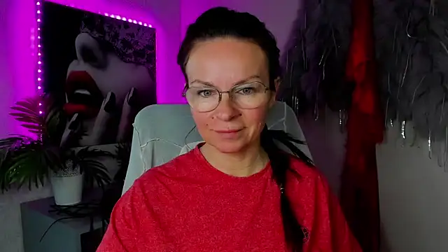 Snapshot of HelenLuxx chatting on May 2, 2026, 6:29 am HelenLuxx online show from May 2, 2026, 6:29 am