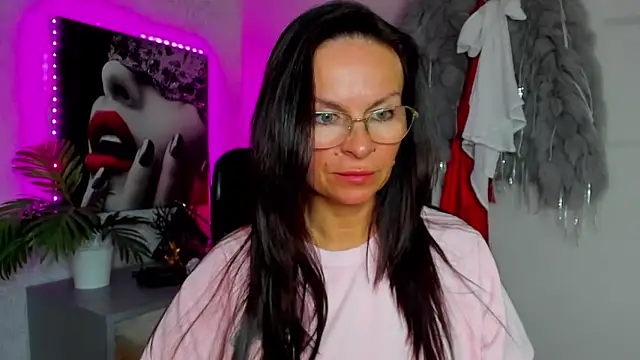 Snapshot of HelenLuxx chatting on May 20, 2026, 3:20 pm HelenLuxx online show from May 20, 2026, 3:20 pm