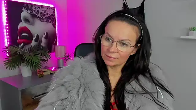 Snapshot of HelenLuxx chatting on February 11, 2025, 10:14 am HelenLuxx online show from February 11, 2025, 10:14 am