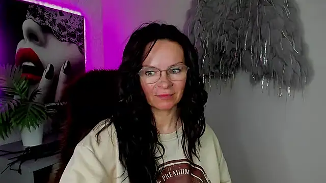 HelenLuxx online show from March 31, 2026, 4:20 pm