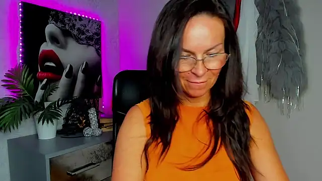 Snapshot of HelenLuxx chatting on May 29, 2026, 3:40 pm HelenLuxx online show from May 29, 2026, 3:40 pm