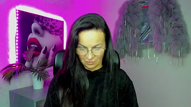 HelenLuxx online show from November 25, 2025, 3:45 pm