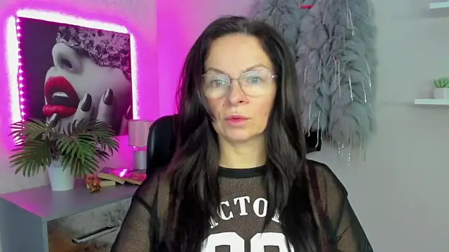 Snapshot of HelenLuxx chatting on February 10, 2025, 6:53 am HelenLuxx online show from February 10, 2025, 6:53 am