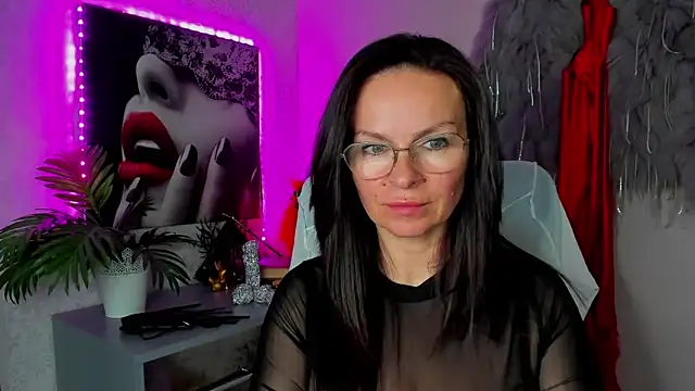 Snapshot of HelenLuxx chatting on April 29, 2026, 5:30 pm HelenLuxx online show from April 29, 2026, 5:30 pm