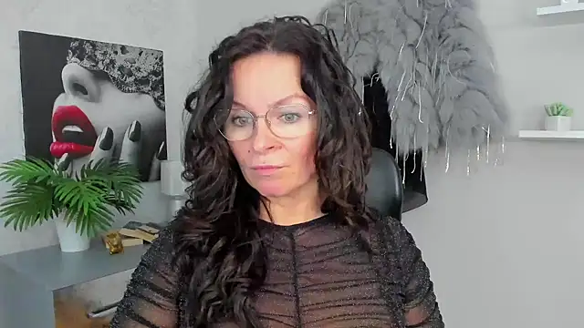Snapshot of HelenLuxx chatting on February 6, 2025, 10:14 am HelenLuxx online show from February 6, 2025, 10:14 am