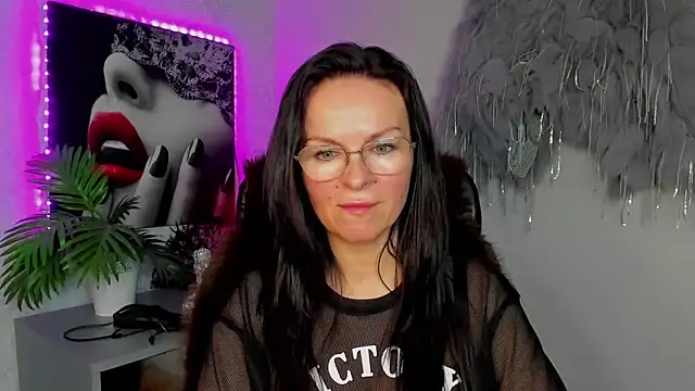 HelenLuxx online show from March 16, 2026, 2:53 pm