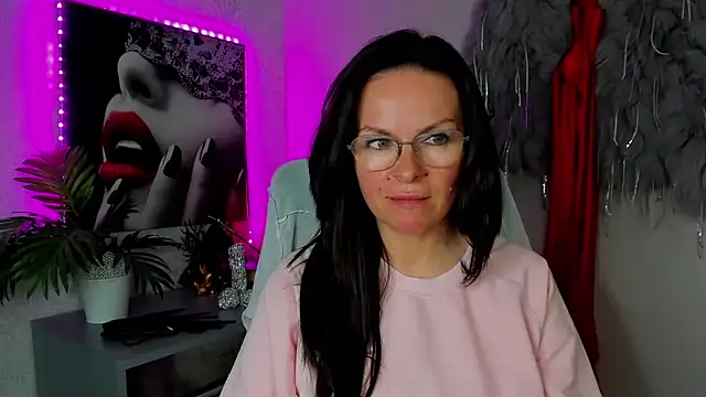 Snapshot of HelenLuxx chatting on April 30, 2026, 2:35 pm HelenLuxx online show from April 30, 2026, 2:35 pm