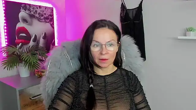 Snapshot of HelenLuxx chatting on February 12, 2025, 6:40 am HelenLuxx online show from February 12, 2025, 6:40 am