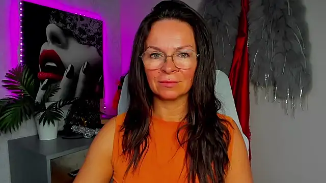 Snapshot of HelenLuxx chatting on May 30, 2026, 5:25 am HelenLuxx online show from May 30, 2026, 5:25 am