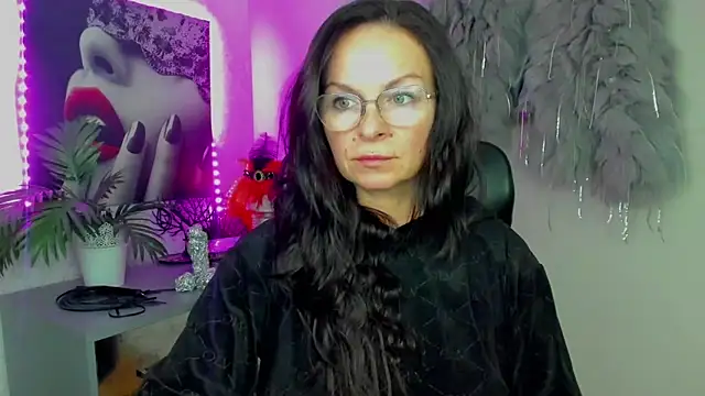 HelenLuxx online show from February 4, 2026, 3:18 pm