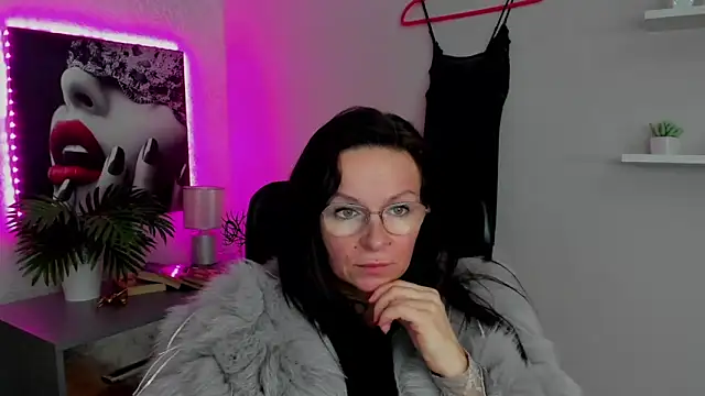 Snapshot of HelenLuxx chatting on February 15, 2025, 11:17 am HelenLuxx online show from February 15, 2025, 11:17 am