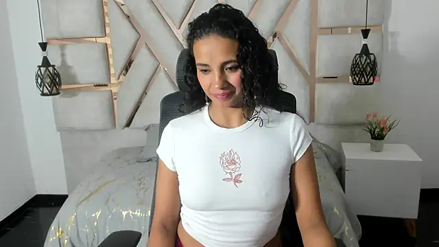 leslyflorez online show from March 21, 2025, 12:07 am