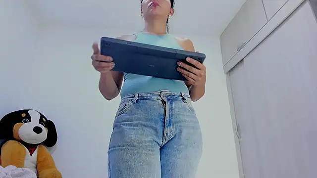 Snapshot of Amelia_Debora_Antonella chatting on April 27, 2026, 1:31 pm Amelia Debora Antonella online show from April 27, 2026, 1:31 pm