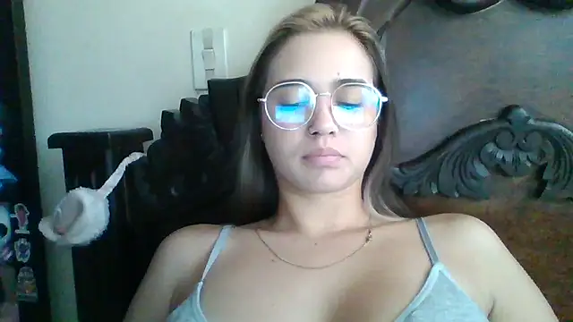 trianabell online show from October 14, 2025, 4:51 pm