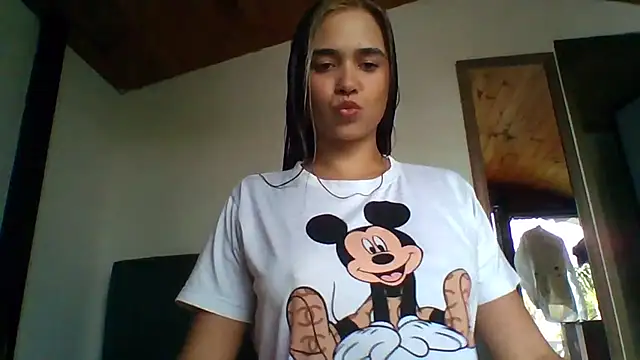 trianabell online show from December 4, 2025, 6:51 pm