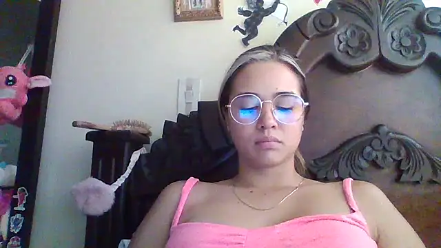 Snapshot of trianabell chatting on February 19, 2025, 6:32 pm trianabell online show from February 19, 2025, 6:32 pm