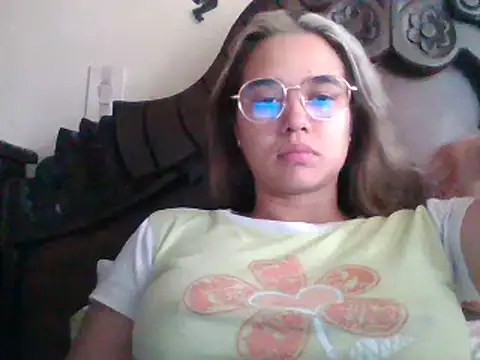 Snapshot of trianabell chatting on February 17, 2025, 3:44 pm trianabell online show from February 17, 2025, 3:44 pm