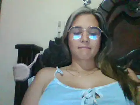 Snapshot of trianabell chatting on February 25, 2025, 12:47 am trianabell online show from February 25, 2025, 12:47 am