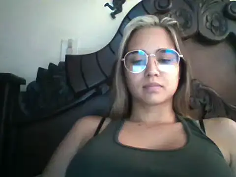 Snapshot of trianabell chatting on February 12, 2025, 7:56 pm trianabell online show from February 12, 2025, 7:56 pm