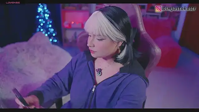 sensualkattt online show from December 1, 2025, 2:56 am