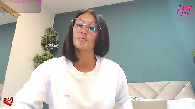 SharisWillian online show from May 15, 2026, 2:53 am