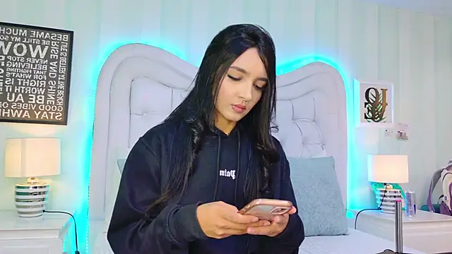 Snapshot of MiaSweeths chatting on October 9, 2025, 7:25 pm MiaSweeths online show from October 9, 2025, 7:25 pm