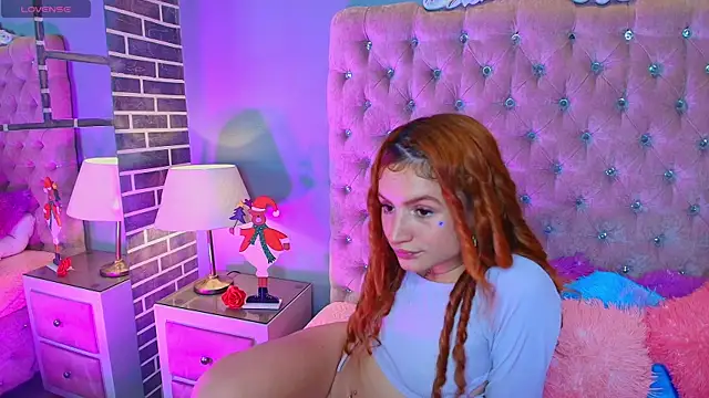 AdelaineBest online show from December 3, 2025, 10:25 am