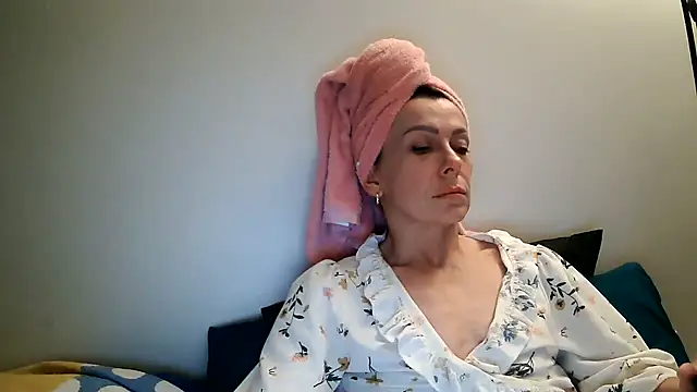 Snapshot of anechka1 chatting on June 7, 2026, 2:39 am anechka1 online show from June 7, 2026, 2:39 am