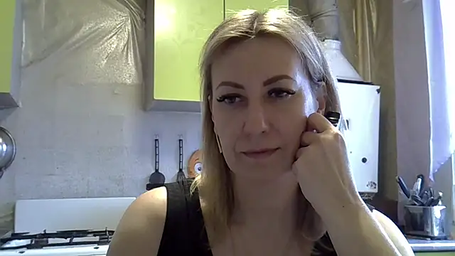 Snapshot of AshleyXHoney chatting on February 10, 2025, 7:04 am AshleyXHoney online show from February 10, 2025, 7:04 am