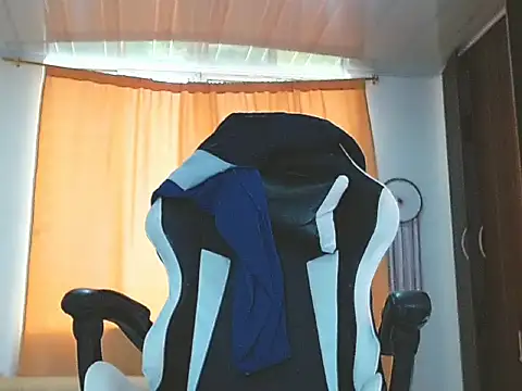 aronmiller404 online show from February 8, 2025, 12:17 pm