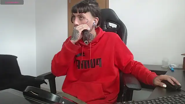 charlotbelucci  online show from October 25, 2025, 10:47 am