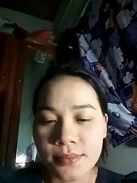Snapshot of Ngoc-Trinh chatting on January 5, 2025, 4:06 pm Ngoc-Trinh online show from January 5, 2025, 4:06 pm