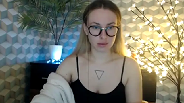  Leslyy Solo 1 online show from October 28, 2025, 7:35 pm